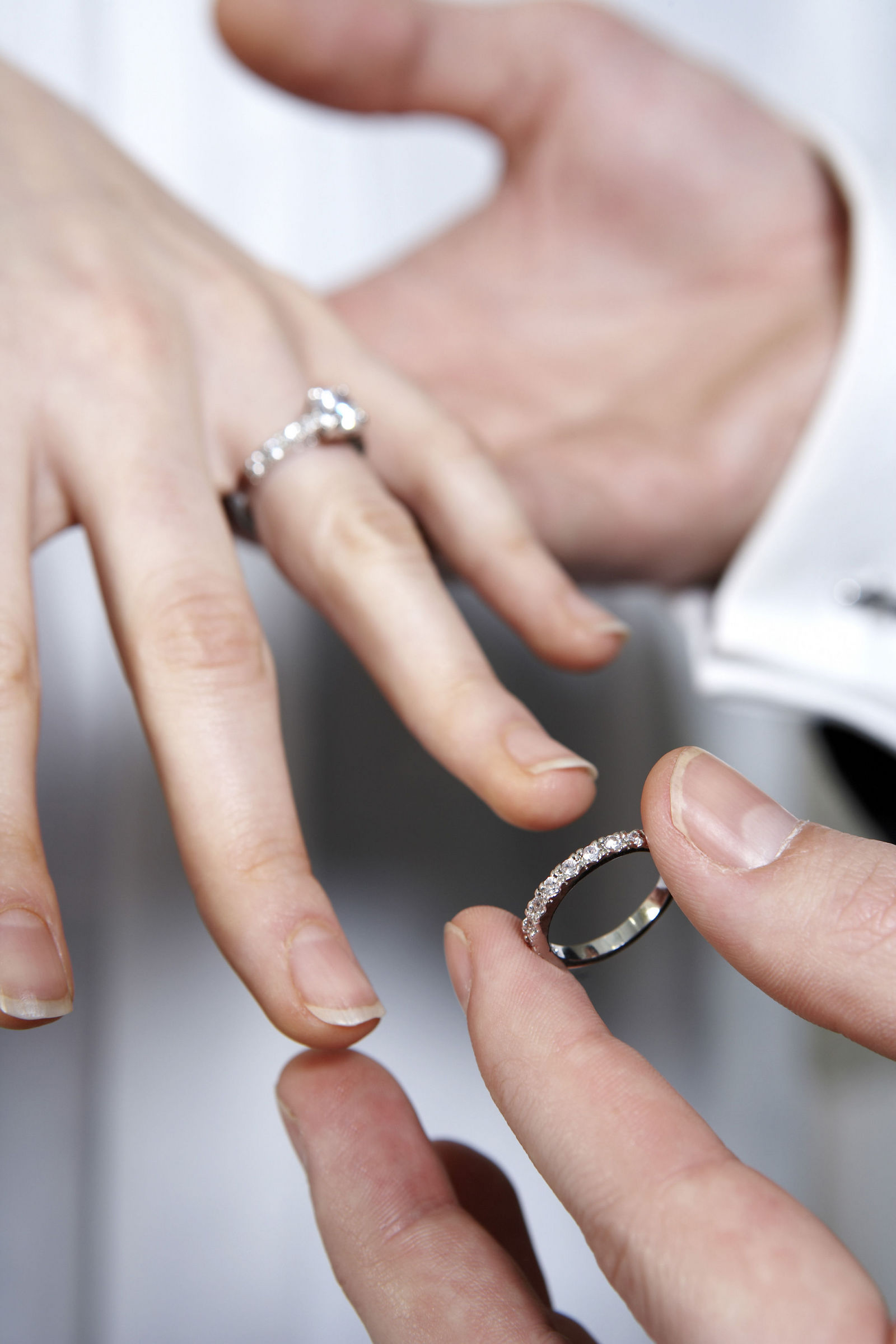 На какой руке носят кольцо брака. Обручальное кольцо на пальце. Надевает кольцо на палец. Помолвочное кольцо на пальце. Одевает обручальное кольцо.